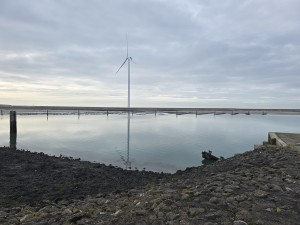 
                            <b>Windturbine weerspiegelt in stil water.</b><br>
                                                        <b>ISO:</b> 12 | <b>Sluitertijd:</b> 2477623/1000000000 | <b>Diafragma:</b> f/1.7 | <b>Datum:</b> 2026-02-08

                        