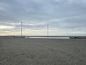 
                            <b>Twee windturbines draaien aan de kust.</b><br>
                                                        <b>ISO:</b> 12 | <b>Sluitertijd:</b> 2199357/1000000000 | <b>Diafragma:</b> f/1.7 | <b>Datum:</b> 2026-02-08

                        