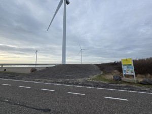 
                            <b>Grote windturbine met draaiende wieken.</b><br>
                                                        <b>ISO:</b> 50 | <b>Sluitertijd:</b> 484137/500000000 | <b>Diafragma:</b> f/2.2 | <b>Datum:</b> 2026-02-08

                        