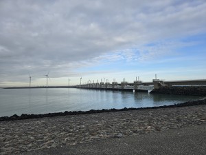 
                            <b>Sluizencomplex met stormvloedkering en windturbines.</b><br>
                                                        <b>ISO:</b> 12 | <b>Sluitertijd:</b> 1686777/1000000000 | <b>Diafragma:</b> f/1.7 | <b>Datum:</b> 2026-02-08

                        