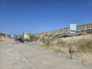 
                            <b>Informatieborden en trap bij duinovergang</b><br>
                                                        <b>ISO:</b> 12 | <b>Sluitertijd:</b> 5689/8000000 | <b>Diafragma:</b> f/1.7 | <b>Datum:</b> 2026-05-25

                        