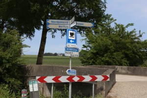 
                            <b>Wegwijzers en verkeersborden bij een landelijke kruising</b><br>
                                                        <b>ISO:</b> 100 | <b>Sluitertijd:</b> 1/320 | <b>Diafragma:</b> f/8.0 | <b>Datum:</b> 2026-05-31

                        