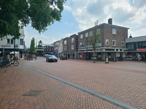 
                            <b>Winkelstraat met bakstenen plein en diverse winkels.</b><br>
                                                        <b>ISO:</b> 12 | <b>Sluitertijd:</b> 265411/250000000 | <b>Diafragma:</b> f/1.7 | <b>Datum:</b> 2026-06-28

                        