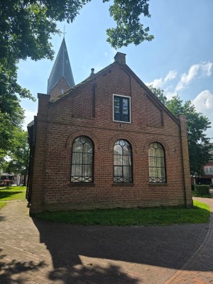 
                            <b>Bakstenen kerkgebouw met hoge spits en boogramen</b><br>
                                                        <b>ISO:</b> 12 | <b>Sluitertijd:</b> 243383/250000000 | <b>Diafragma:</b> f/1.7 | <b>Datum:</b> 2026-06-28

                        