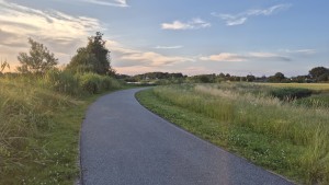 Kronkelend fietspad met uitzicht op de Kikkerberg