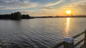 Het Oldambtmeer met een laaghangende zon