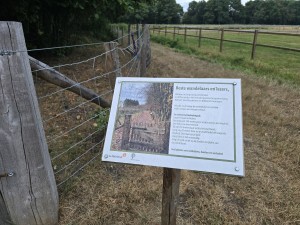 Informatiebord voor wandelaars over het Verhalenpad in Kolham.