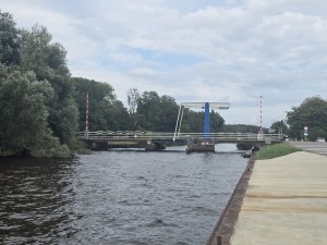 Ophaalbrug over een kanaal met slagbomen